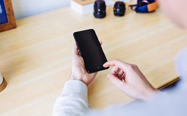 Panduan Lengkap Membersihkan HP Tanpa Merusak Komponen