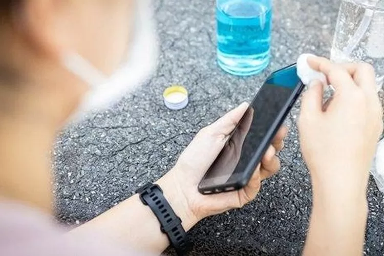 membersihkan HP tanpa merusak komponen