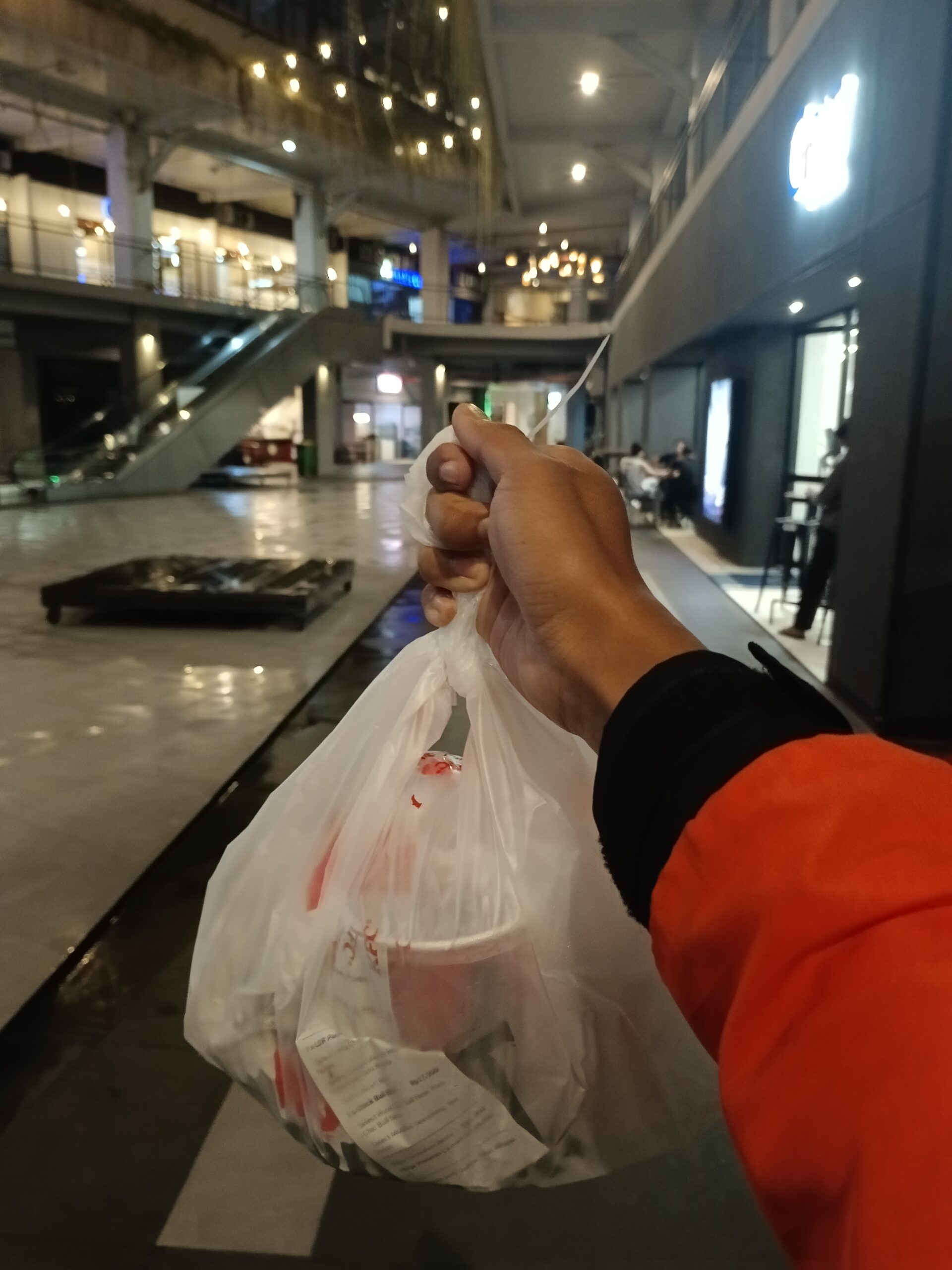 Ruang Kelas di Hari Senin, Jalanan di Hari Lain