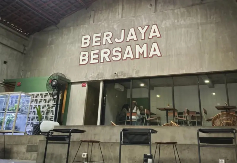 Ngopi Santai di Toko Kopi Jaya Sukun